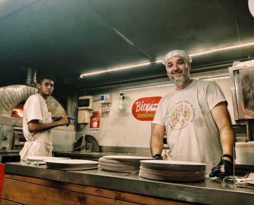 Biopizza: Alessandro prepara le pizze on the road