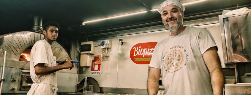 Biopizza: Alessandro prepara le pizze on the road