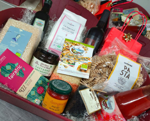 Cesta natalizia Pulmino Contadino con prodotti delle aziende agricole del Pulmino Contadino, con le quali condividiamo i principi sociali e ambientali - Pulmino Contadino